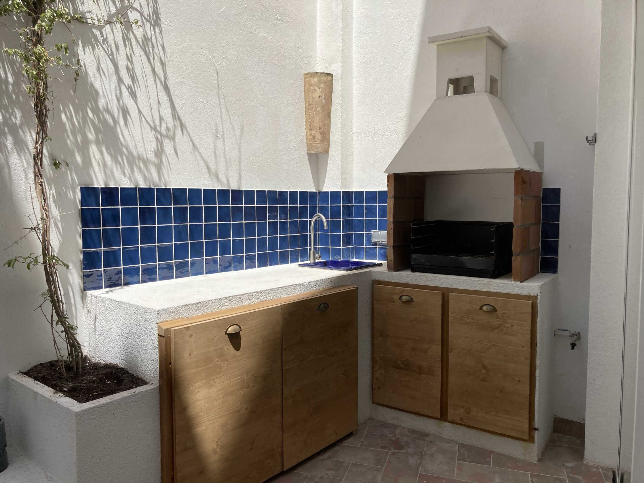 Cuina exterior amb barbacoa